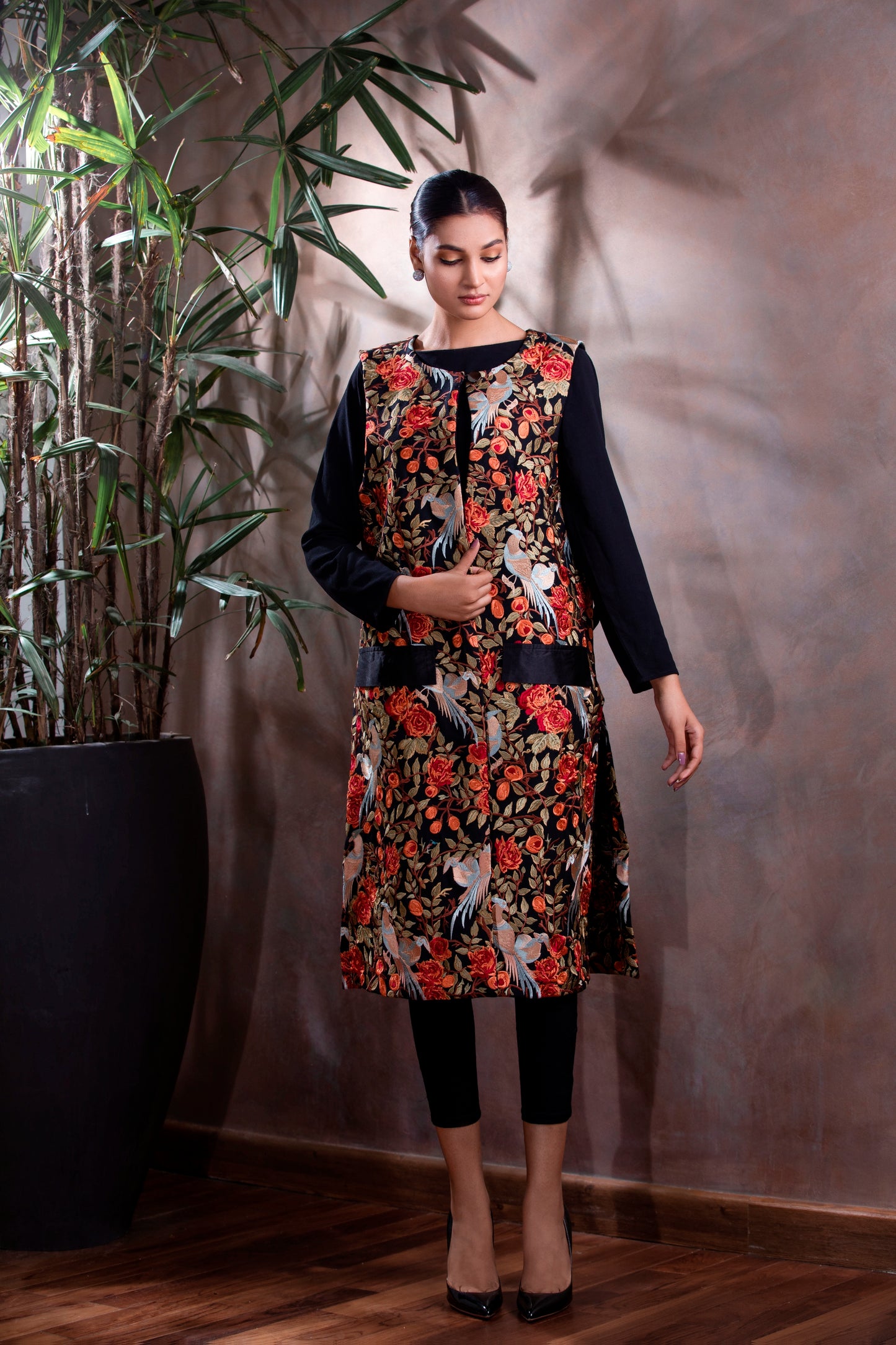 Winter Sleeveless Jacket with Colored Embroidery